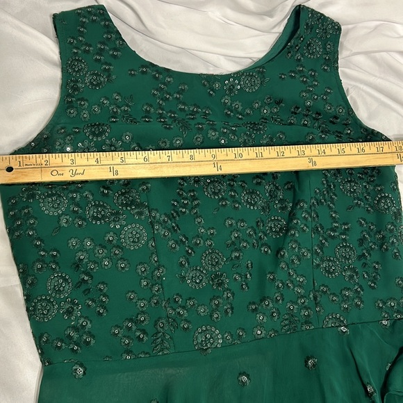 Kurta kameez sleeveless top. Emerald Green 2 piece thread embroidery. Sharara S - Picture 16 of 17